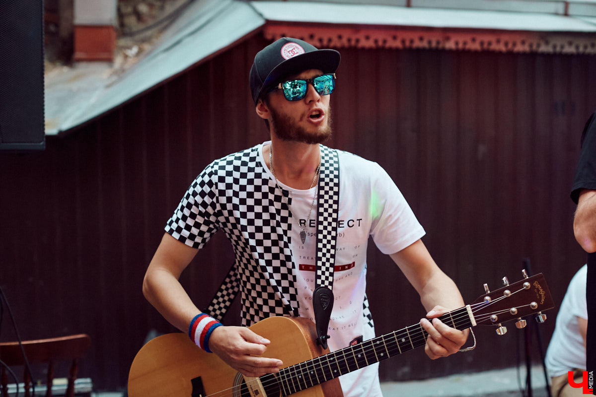 Роман Потехин - видеоинженер в областной филармонии, вокалист на семейных тусовках, гитарист в кавер-бэнде «ПушкарьFM», велосипедист по выходным, начинающий Insta-блогер. В последнее время Роман «подсел» на гитару и снимает качественные Reels с каверами на известные или сложные произведения.