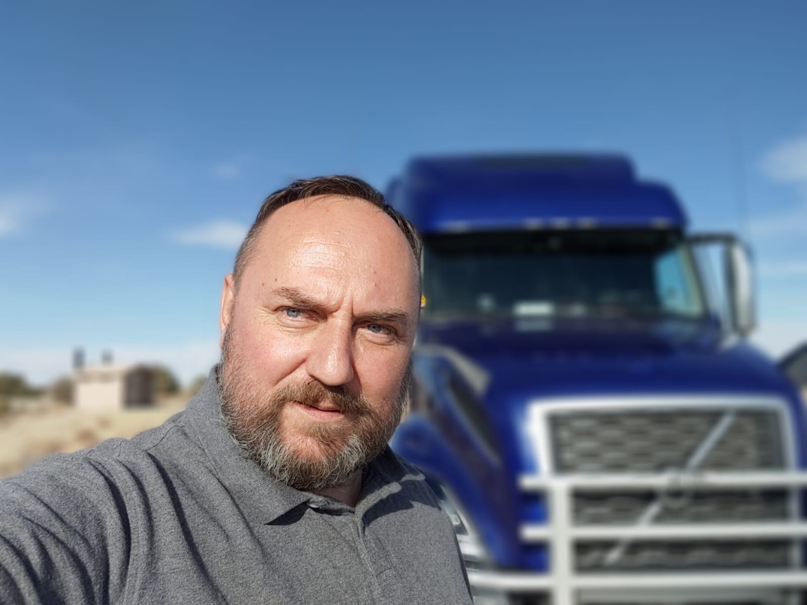 Сергею Липскому 47 лет, и не так давно он покинул Россию, став победителем лотереи, разыгрывающей виды на жительство в Америке. Каково быть дальнобойщиком в Калифорнии? Расскажет русскоязычный блогер YouTube-канала «За морем-океаном».