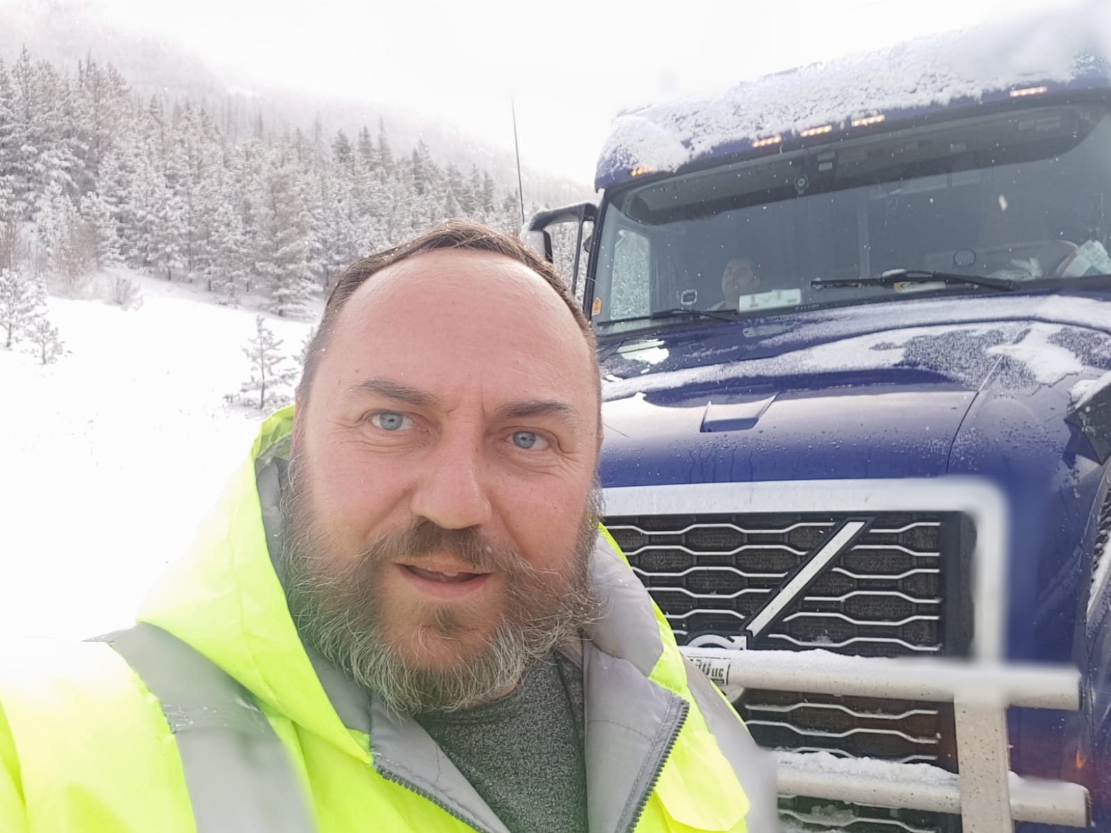 Сергею Липскому 47 лет, и не так давно он покинул Россию, став победителем лотереи, разыгрывающей виды на жительство в Америке. Каково быть дальнобойщиком в Калифорнии? Расскажет русскоязычный блогер YouTube-канала «За морем-океаном».