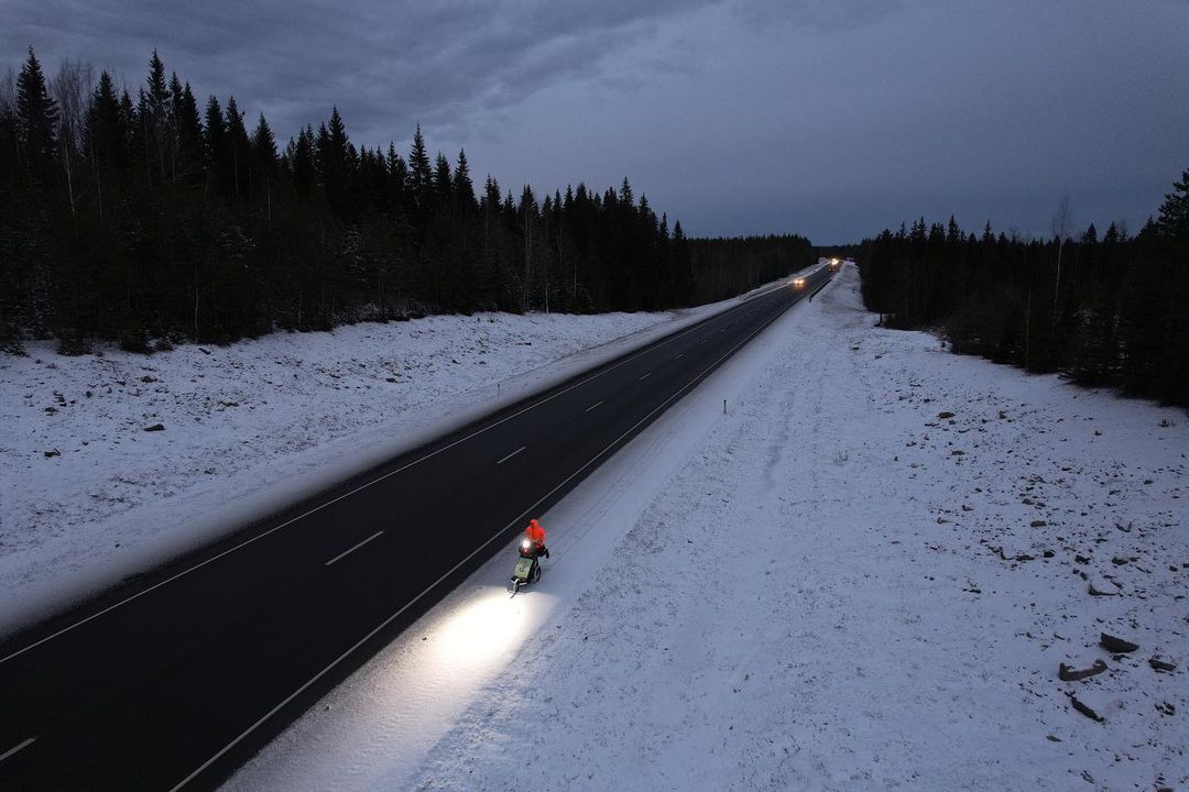 Три года, Карл! Три года этот человек пробегает по 50 километров в день в любую погоду, чтобы осуществить свою мечту — пробежать кругосветку и поставить мировой рекорд. С собой у Руслана Шакина только спортивная коляска с самыми нужными вещами: запасными кроссовками, зарядниками, палаткой и спальным мешком. Последний во Владимире марафонцу-экстремалу не понадобился. У нас его встретили единомышленники.