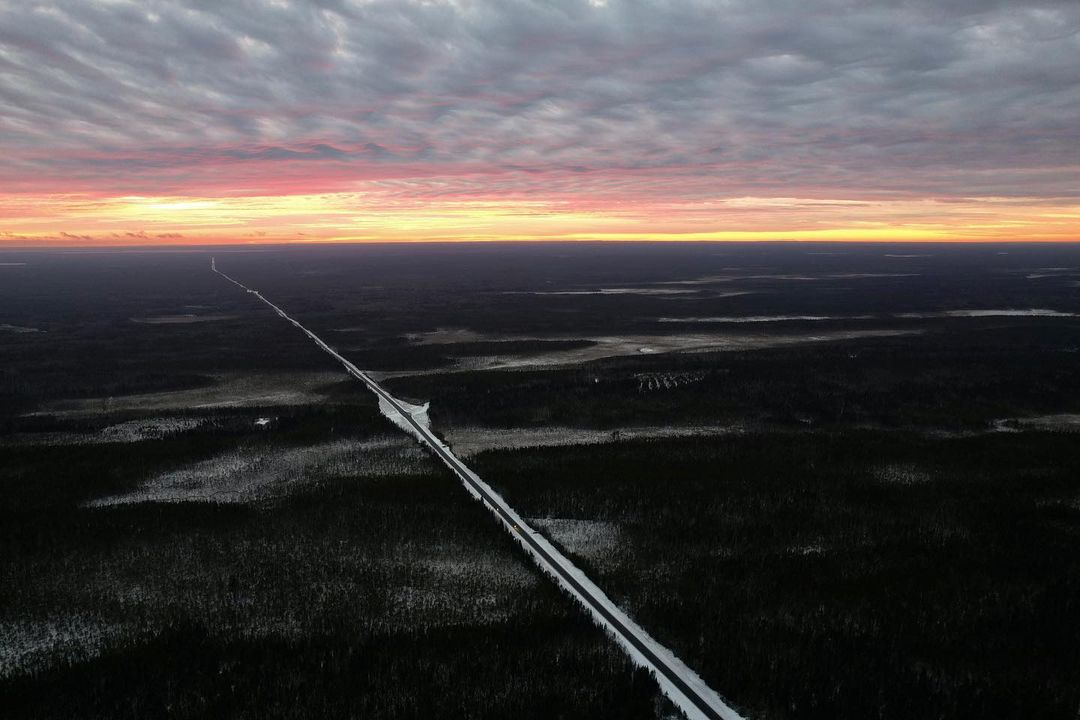 Три года, Карл! Три года этот человек пробегает по 50 километров в день в любую погоду, чтобы осуществить свою мечту — пробежать кругосветку и поставить мировой рекорд. С собой у Руслана Шакина только спортивная коляска с самыми нужными вещами: запасными кроссовками, зарядниками, палаткой и спальным мешком. Последний во Владимире марафонцу-экстремалу не понадобился. У нас его встретили единомышленники.