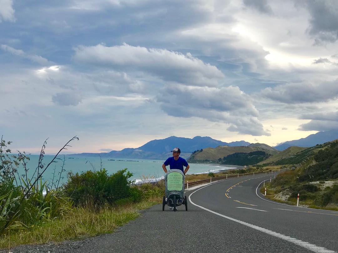 Три года, Карл! Три года этот человек пробегает по 50 километров в день в любую погоду, чтобы осуществить свою мечту — пробежать кругосветку и поставить мировой рекорд. С собой у Руслана Шакина только спортивная коляска с самыми нужными вещами: запасными кроссовками, зарядниками, палаткой и спальным мешком. Последний во Владимире марафонцу-экстремалу не понадобился. У нас его встретили единомышленники.