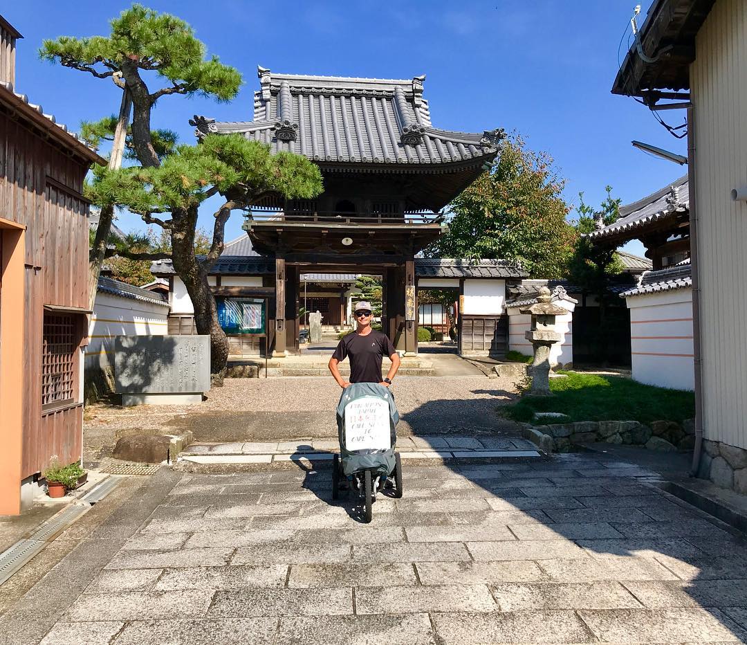 Три года, Карл! Три года этот человек пробегает по 50 километров в день в любую погоду, чтобы осуществить свою мечту — пробежать кругосветку и поставить мировой рекорд. С собой у Руслана Шакина только спортивная коляска с самыми нужными вещами: запасными кроссовками, зарядниками, палаткой и спальным мешком. Последний во Владимире марафонцу-экстремалу не понадобился. У нас его встретили единомышленники.