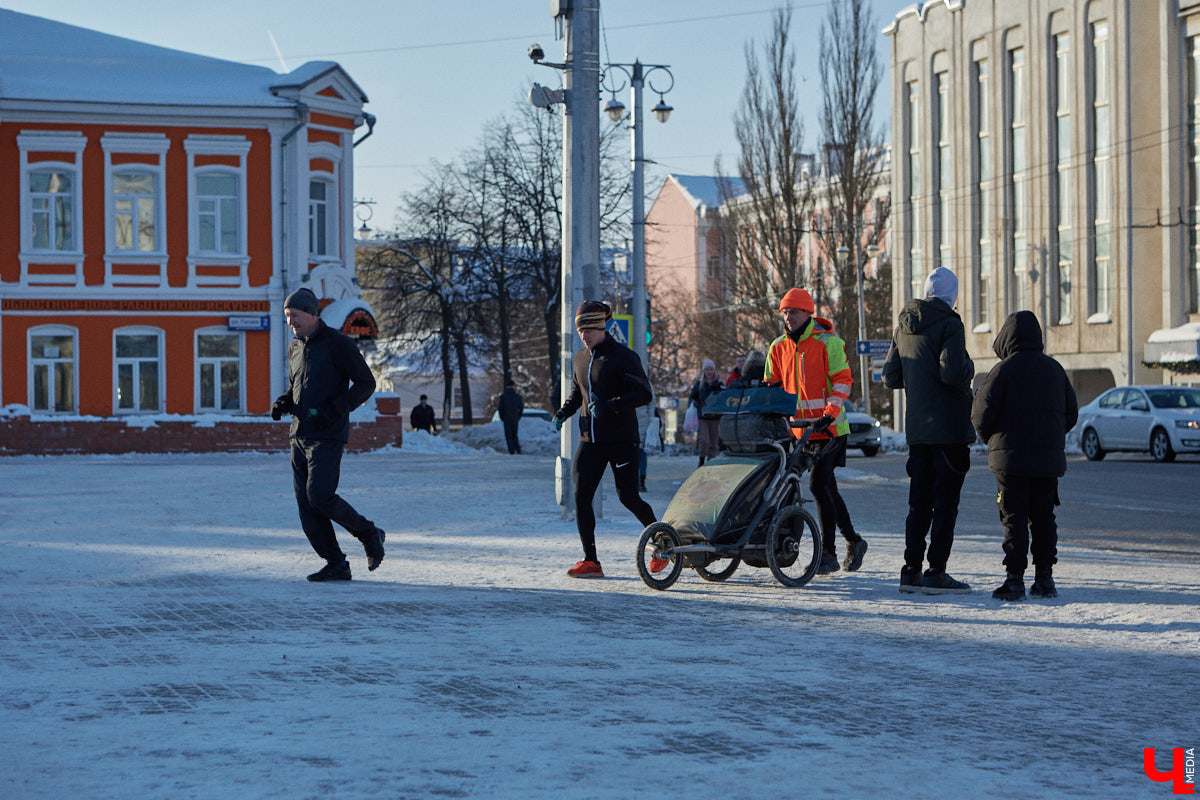 Три года, Карл! Три года этот человек пробегает по 50 километров в день в любую погоду, чтобы осуществить свою мечту — пробежать кругосветку и поставить мировой рекорд. С собой у Руслана Шакина только спортивная коляска с самыми нужными вещами: запасными кроссовками, зарядниками, палаткой и спальным мешком. Последний во Владимире марафонцу-экстремалу не понадобился. У нас его встретили единомышленники.
