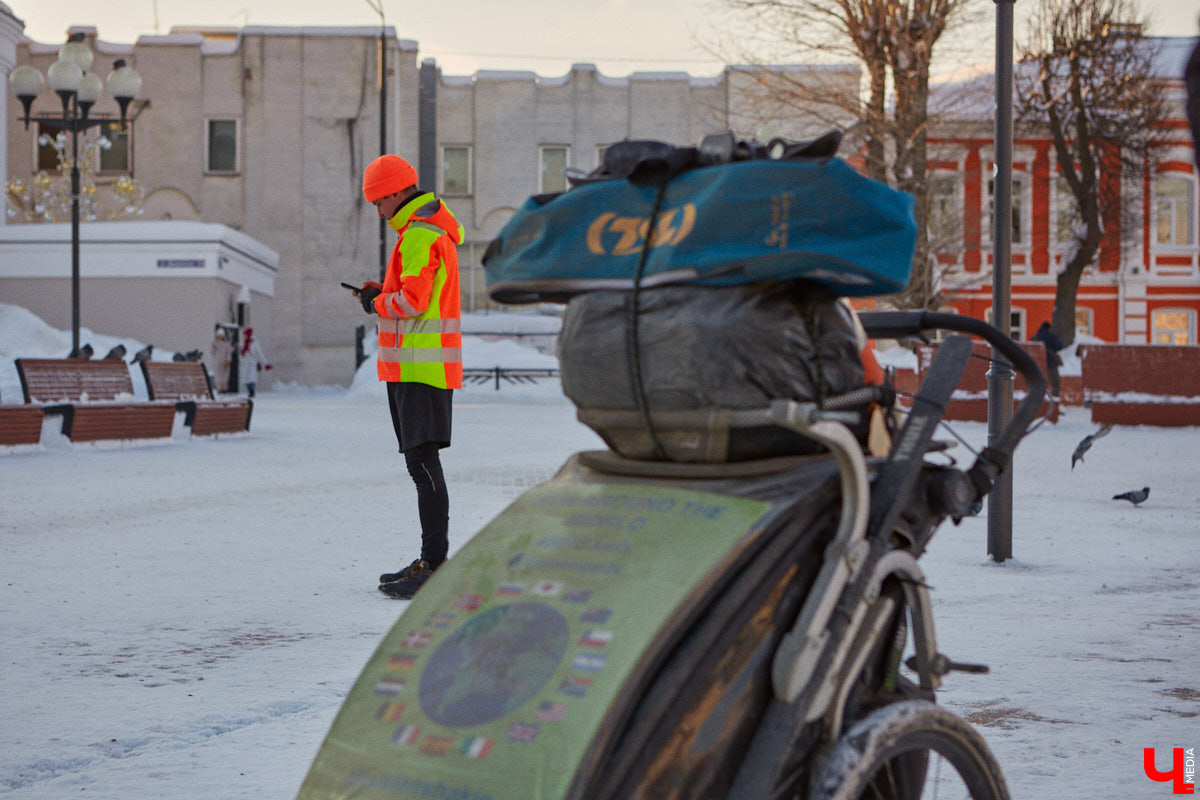 Три года, Карл! Три года этот человек пробегает по 50 километров в день в любую погоду, чтобы осуществить свою мечту — пробежать кругосветку и поставить мировой рекорд. С собой у Руслана Шакина только спортивная коляска с самыми нужными вещами: запасными кроссовками, зарядниками, палаткой и спальным мешком. Последний во Владимире марафонцу-экстремалу не понадобился. У нас его встретили единомышленники.