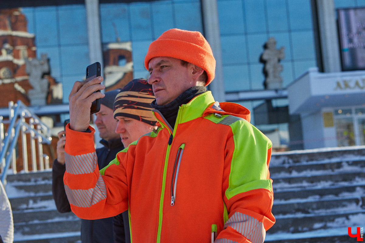 Три года, Карл! Три года этот человек пробегает по 50 километров в день в любую погоду, чтобы осуществить свою мечту — пробежать кругосветку и поставить мировой рекорд. С собой у Руслана Шакина только спортивная коляска с самыми нужными вещами: запасными кроссовками, зарядниками, палаткой и спальным мешком. Последний во Владимире марафонцу-экстремалу не понадобился. У нас его встретили единомышленники.