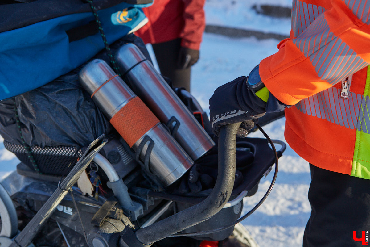 Три года, Карл! Три года этот человек пробегает по 50 километров в день в любую погоду, чтобы осуществить свою мечту — пробежать кругосветку и поставить мировой рекорд. С собой у Руслана Шакина только спортивная коляска с самыми нужными вещами: запасными кроссовками, зарядниками, палаткой и спальным мешком. Последний во Владимире марафонцу-экстремалу не понадобился. У нас его встретили единомышленники.