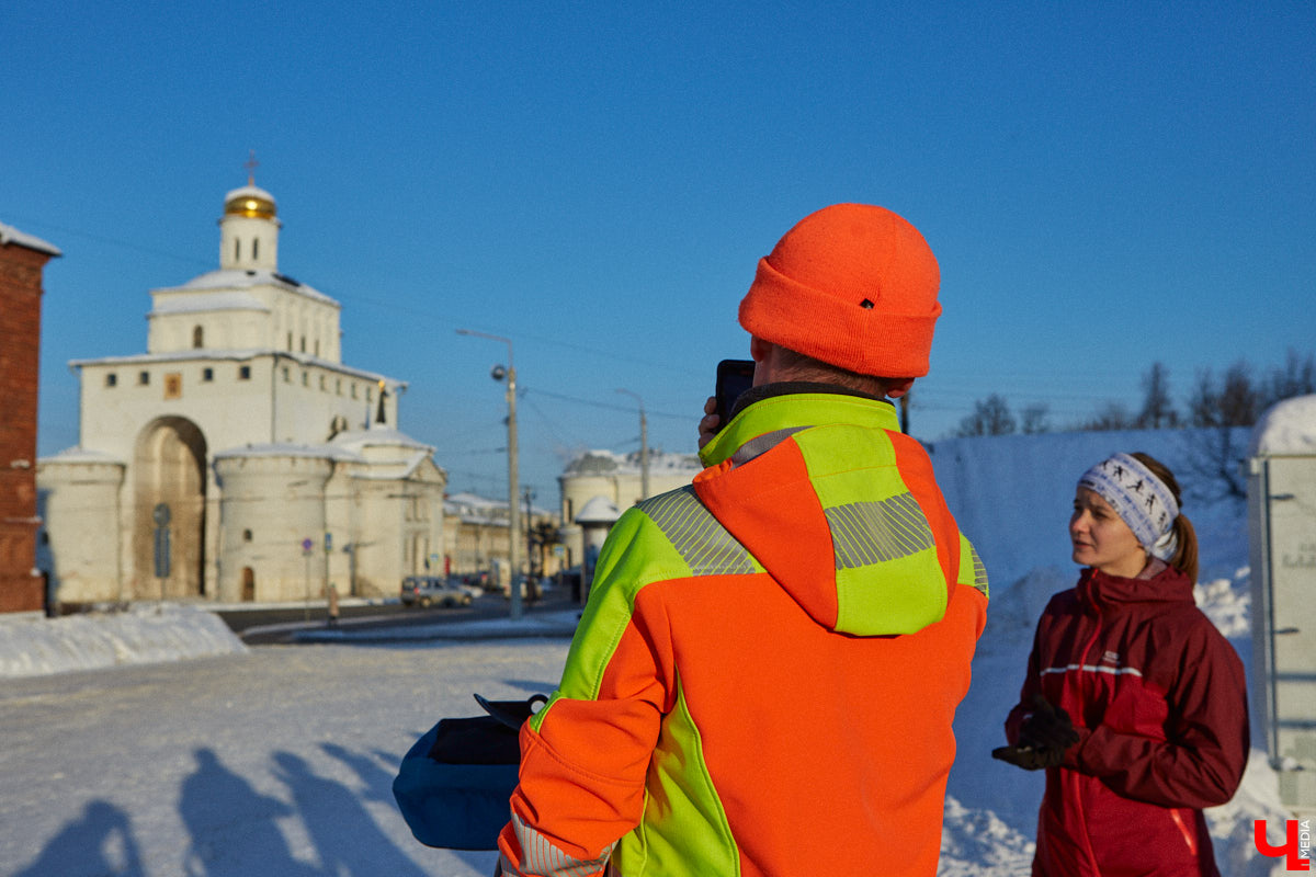 Три года, Карл! Три года этот человек пробегает по 50 километров в день в любую погоду, чтобы осуществить свою мечту — пробежать кругосветку и поставить мировой рекорд. С собой у Руслана Шакина только спортивная коляска с самыми нужными вещами: запасными кроссовками, зарядниками, палаткой и спальным мешком. Последний во Владимире марафонцу-экстремалу не понадобился. У нас его встретили единомышленники.