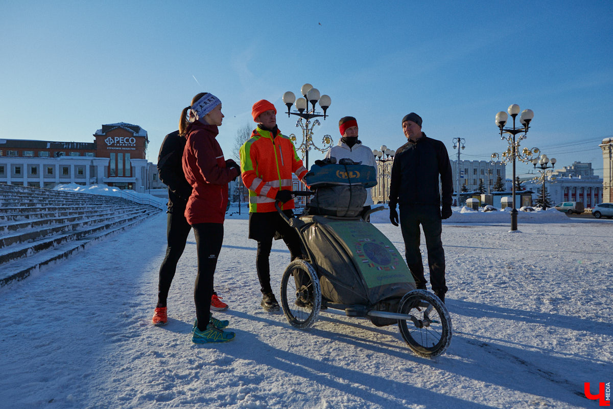 Три года, Карл! Три года этот человек пробегает по 50 километров в день в любую погоду, чтобы осуществить свою мечту — пробежать кругосветку и поставить мировой рекорд. С собой у Руслана Шакина только спортивная коляска с самыми нужными вещами: запасными кроссовками, зарядниками, палаткой и спальным мешком. Последний во Владимире марафонцу-экстремалу не понадобился. У нас его встретили единомышленники.