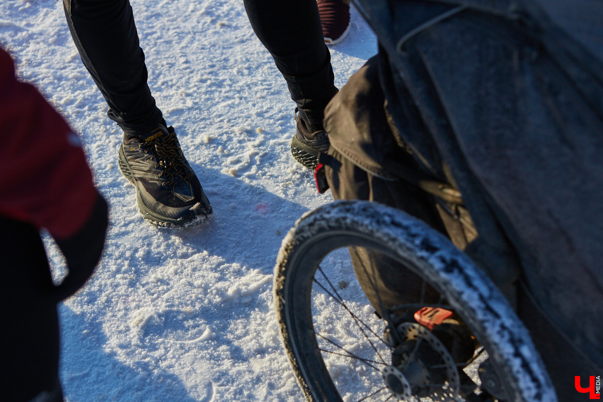 Три года, Карл! Три года этот человек пробегает по 50 километров в день в любую погоду, чтобы осуществить свою мечту — пробежать кругосветку и поставить мировой рекорд. С собой у Руслана Шакина только спортивная коляска с самыми нужными вещами: запасными кроссовками, зарядниками, палаткой и спальным мешком. Последний во Владимире марафонцу-экстремалу не понадобился. У нас его встретили единомышленники.