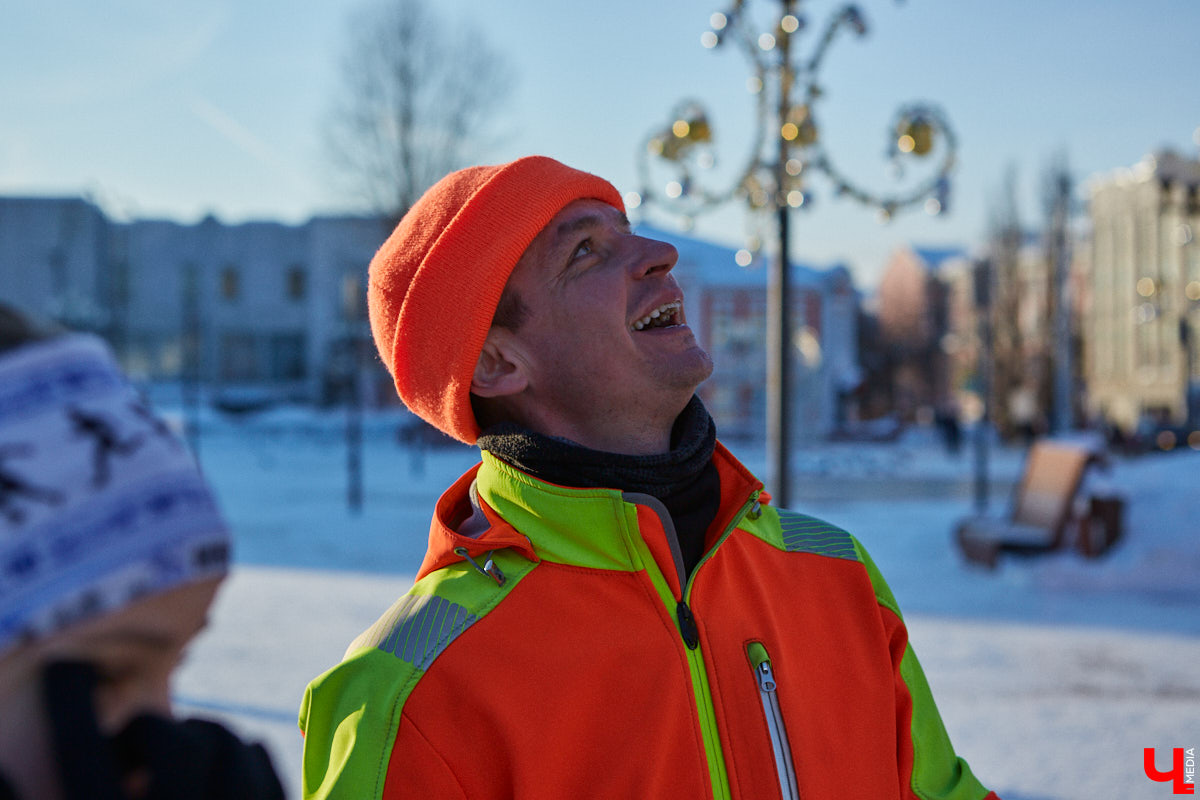 Три года, Карл! Три года этот человек пробегает по 50 километров в день в любую погоду, чтобы осуществить свою мечту — пробежать кругосветку и поставить мировой рекорд. С собой у Руслана Шакина только спортивная коляска с самыми нужными вещами: запасными кроссовками, зарядниками, палаткой и спальным мешком. Последний во Владимире марафонцу-экстремалу не понадобился. У нас его встретили единомышленники.