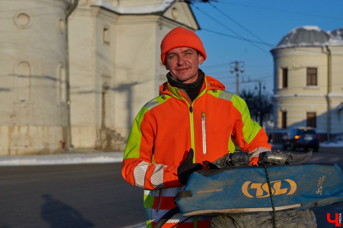 Три года, Карл! Три года этот человек пробегает по 50 километров в день в любую погоду, чтобы осуществить свою мечту — пробежать кругосветку и поставить мировой рекорд. С собой у Руслана Шакина только спортивная коляска с самыми нужными вещами: запасными кроссовками, зарядниками, палаткой и спальным мешком. Последний во Владимире марафонцу-экстремалу не понадобился. У нас его встретили единомышленники.