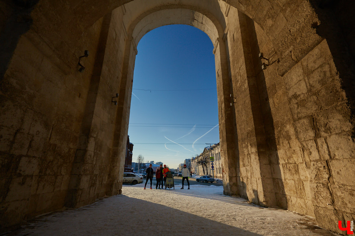 Три года, Карл! Три года этот человек пробегает по 50 километров в день в любую погоду, чтобы осуществить свою мечту — пробежать кругосветку и поставить мировой рекорд. С собой у Руслана Шакина только спортивная коляска с самыми нужными вещами: запасными кроссовками, зарядниками, палаткой и спальным мешком. Последний во Владимире марафонцу-экстремалу не понадобился. У нас его встретили единомышленники.