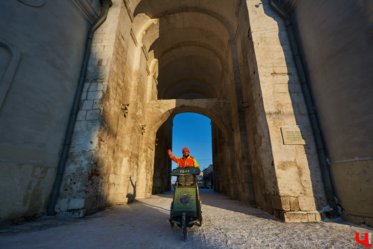 Три года, Карл! Три года этот человек пробегает по 50 километров в день в любую погоду, чтобы осуществить свою мечту — пробежать кругосветку и поставить мировой рекорд. С собой у Руслана Шакина только спортивная коляска с самыми нужными вещами: запасными кроссовками, зарядниками, палаткой и спальным мешком. Последний во Владимире марафонцу-экстремалу не понадобился. У нас его встретили единомышленники.