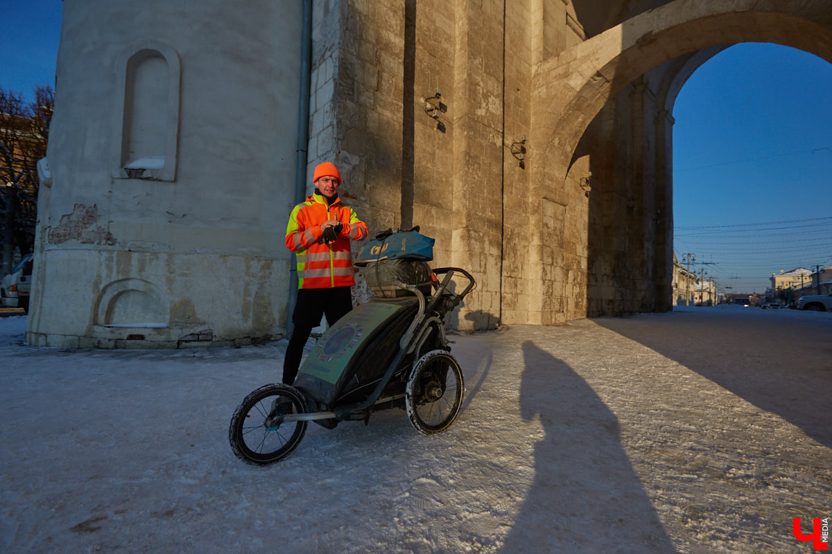 Три года, Карл! Три года этот человек пробегает по 50 километров в день в любую погоду, чтобы осуществить свою мечту — пробежать кругосветку и поставить мировой рекорд. С собой у Руслана Шакина только спортивная коляска с самыми нужными вещами: запасными кроссовками, зарядниками, палаткой и спальным мешком. Последний во Владимире марафонцу-экстремалу не понадобился. У нас его встретили единомышленники.