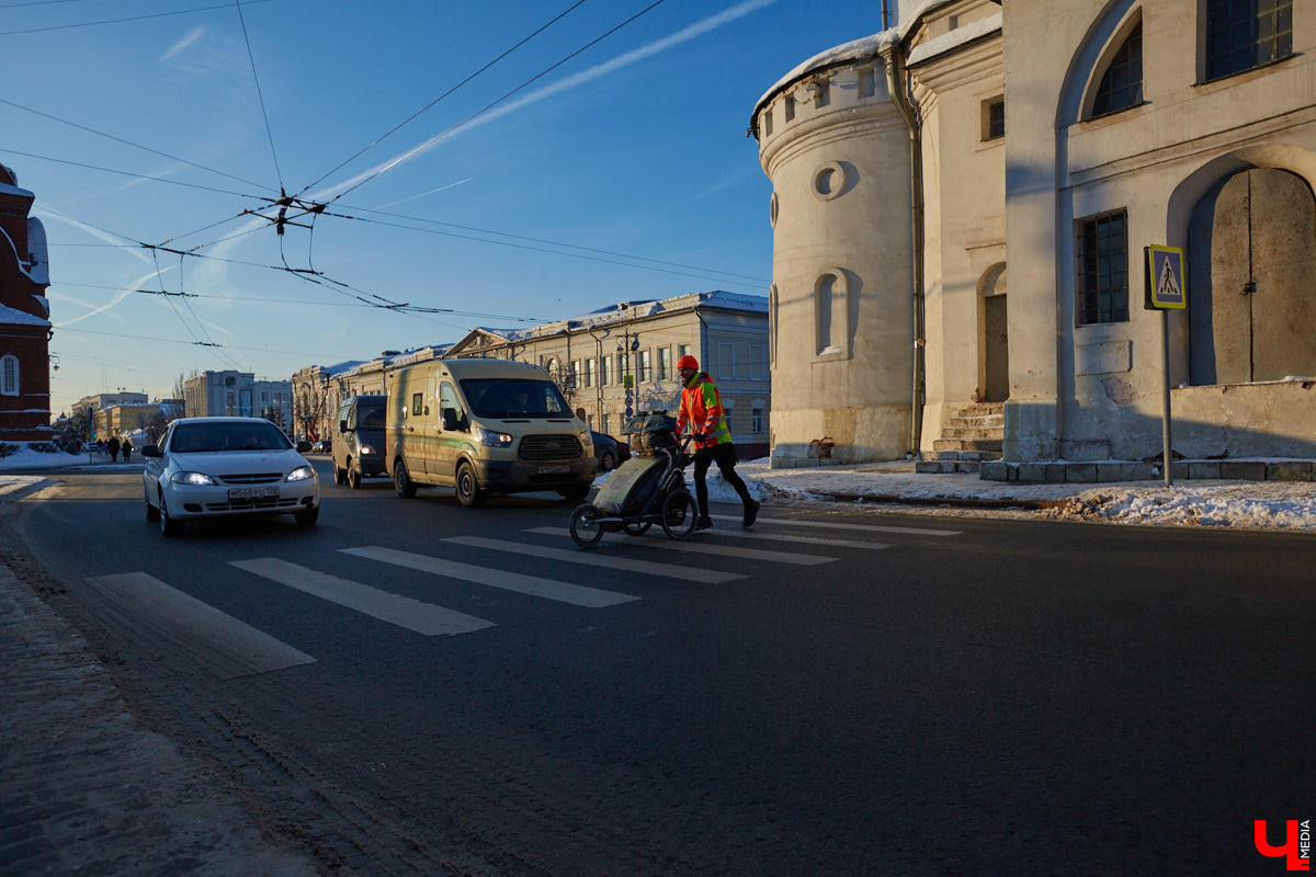 Три года, Карл! Три года этот человек пробегает по 50 километров в день в любую погоду, чтобы осуществить свою мечту — пробежать кругосветку и поставить мировой рекорд. С собой у Руслана Шакина только спортивная коляска с самыми нужными вещами: запасными кроссовками, зарядниками, палаткой и спальным мешком. Последний во Владимире марафонцу-экстремалу не понадобился. У нас его встретили единомышленники.