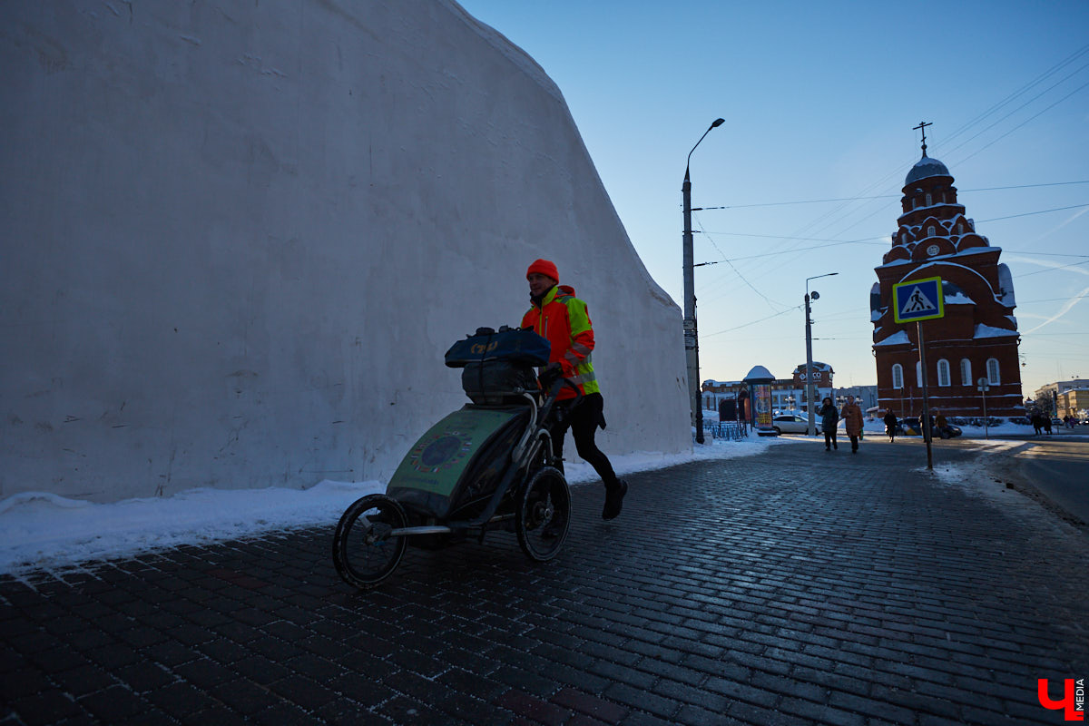Три года, Карл! Три года этот человек пробегает по 50 километров в день в любую погоду, чтобы осуществить свою мечту — пробежать кругосветку и поставить мировой рекорд. С собой у Руслана Шакина только спортивная коляска с самыми нужными вещами: запасными кроссовками, зарядниками, палаткой и спальным мешком. Последний во Владимире марафонцу-экстремалу не понадобился. У нас его встретили единомышленники.