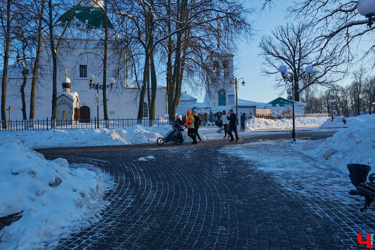 Три года, Карл! Три года этот человек пробегает по 50 километров в день в любую погоду, чтобы осуществить свою мечту — пробежать кругосветку и поставить мировой рекорд. С собой у Руслана Шакина только спортивная коляска с самыми нужными вещами: запасными кроссовками, зарядниками, палаткой и спальным мешком. Последний во Владимире марафонцу-экстремалу не понадобился. У нас его встретили единомышленники.