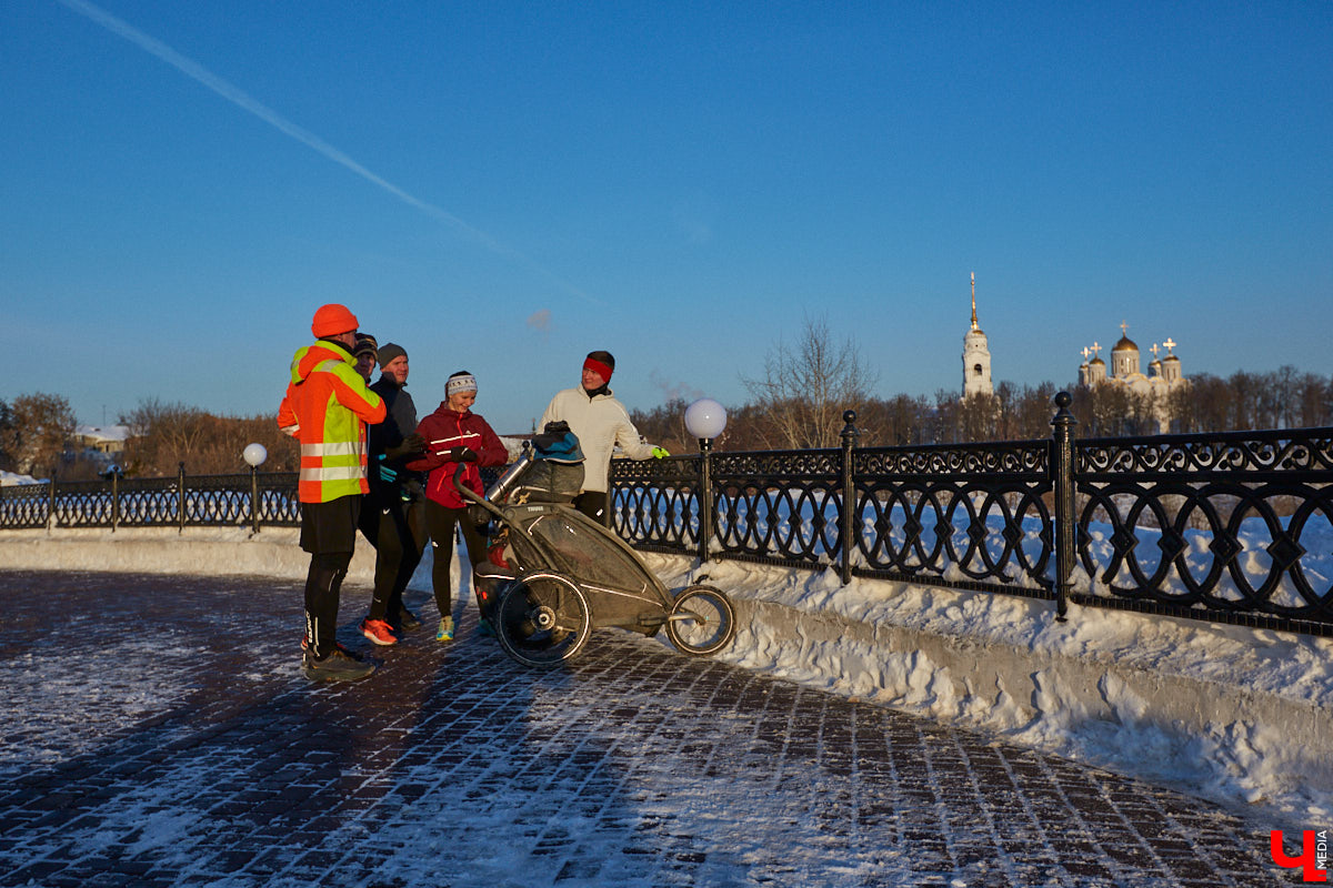 Три года, Карл! Три года этот человек пробегает по 50 километров в день в любую погоду, чтобы осуществить свою мечту — пробежать кругосветку и поставить мировой рекорд. С собой у Руслана Шакина только спортивная коляска с самыми нужными вещами: запасными кроссовками, зарядниками, палаткой и спальным мешком. Последний во Владимире марафонцу-экстремалу не понадобился. У нас его встретили единомышленники.