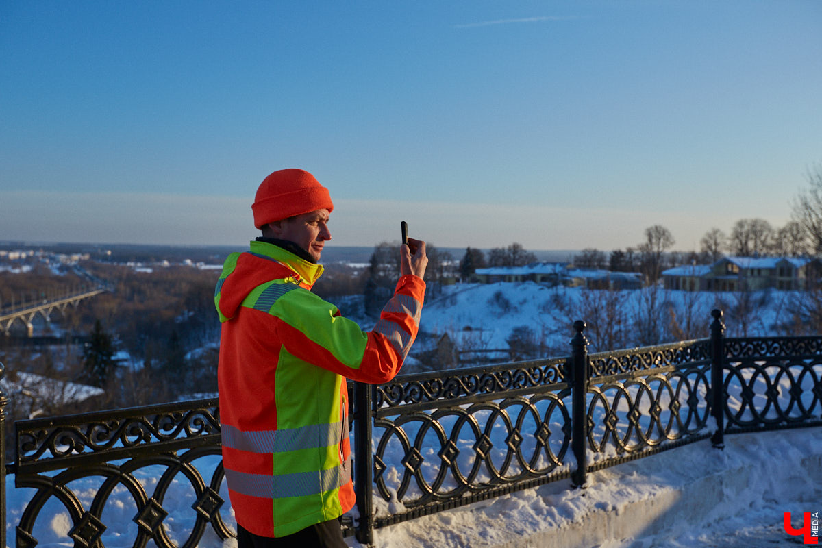 Три года, Карл! Три года этот человек пробегает по 50 километров в день в любую погоду, чтобы осуществить свою мечту — пробежать кругосветку и поставить мировой рекорд. С собой у Руслана Шакина только спортивная коляска с самыми нужными вещами: запасными кроссовками, зарядниками, палаткой и спальным мешком. Последний во Владимире марафонцу-экстремалу не понадобился. У нас его встретили единомышленники.