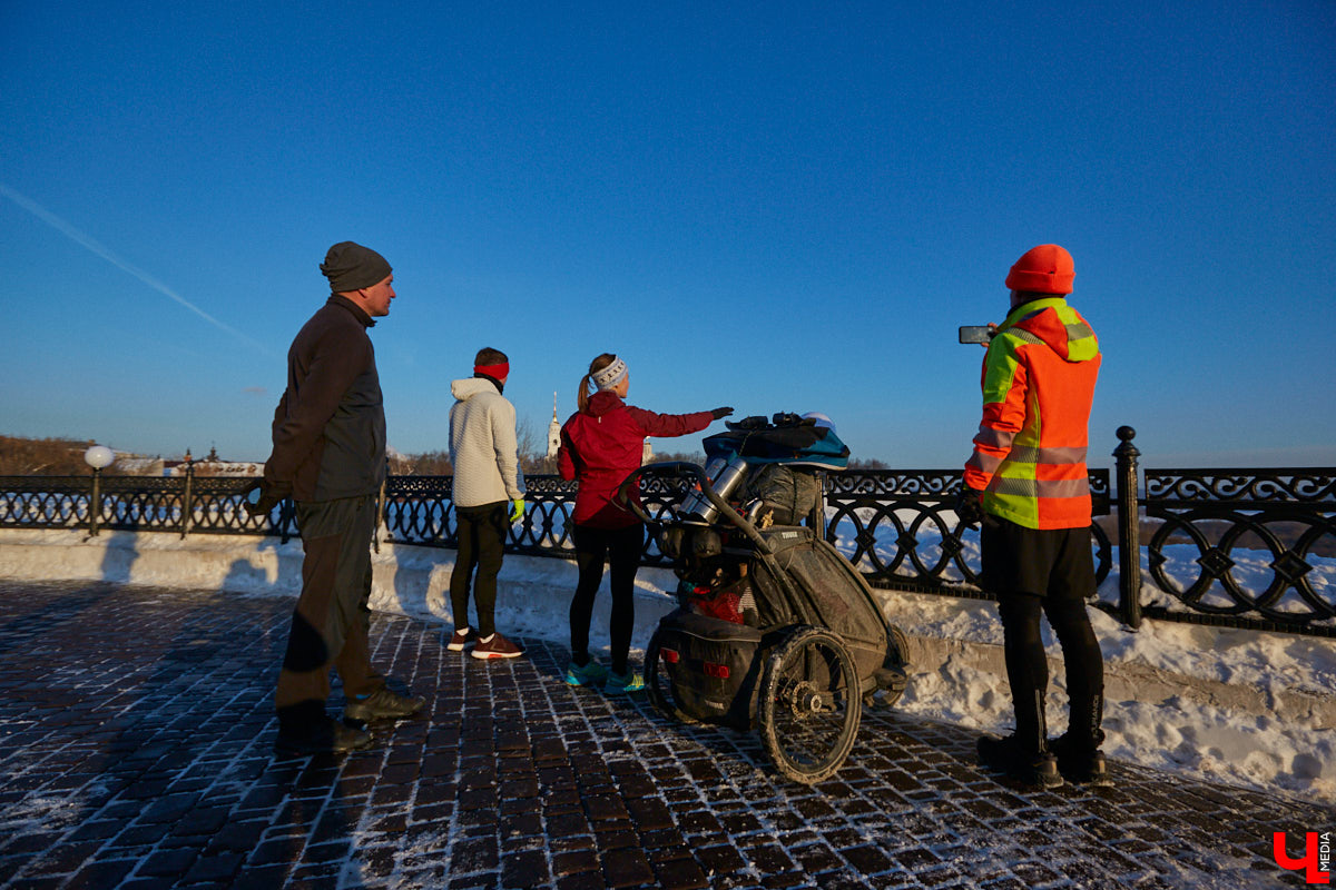 Три года, Карл! Три года этот человек пробегает по 50 километров в день в любую погоду, чтобы осуществить свою мечту — пробежать кругосветку и поставить мировой рекорд. С собой у Руслана Шакина только спортивная коляска с самыми нужными вещами: запасными кроссовками, зарядниками, палаткой и спальным мешком. Последний во Владимире марафонцу-экстремалу не понадобился. У нас его встретили единомышленники.