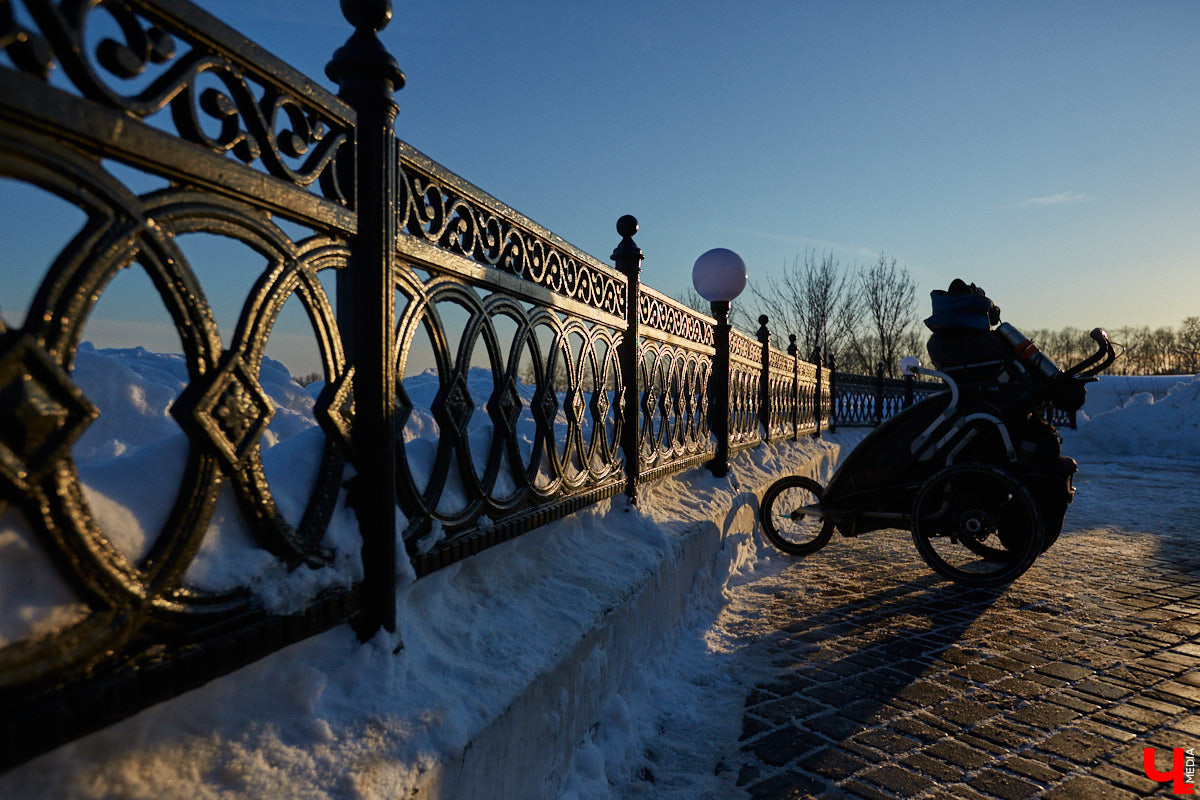 Три года, Карл! Три года этот человек пробегает по 50 километров в день в любую погоду, чтобы осуществить свою мечту — пробежать кругосветку и поставить мировой рекорд. С собой у Руслана Шакина только спортивная коляска с самыми нужными вещами: запасными кроссовками, зарядниками, палаткой и спальным мешком. Последний во Владимире марафонцу-экстремалу не понадобился. У нас его встретили единомышленники.