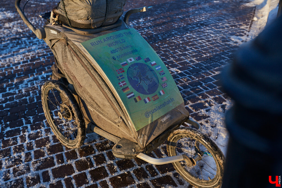 Три года, Карл! Три года этот человек пробегает по 50 километров в день в любую погоду, чтобы осуществить свою мечту — пробежать кругосветку и поставить мировой рекорд. С собой у Руслана Шакина только спортивная коляска с самыми нужными вещами: запасными кроссовками, зарядниками, палаткой и спальным мешком. Последний во Владимире марафонцу-экстремалу не понадобился. У нас его встретили единомышленники.