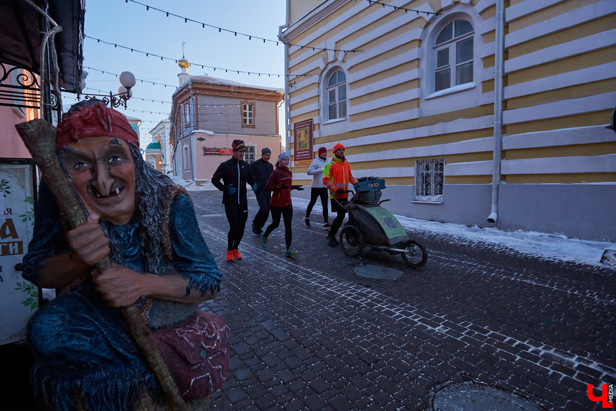 Три года, Карл! Три года этот человек пробегает по 50 километров в день в любую погоду, чтобы осуществить свою мечту — пробежать кругосветку и поставить мировой рекорд. С собой у Руслана Шакина только спортивная коляска с самыми нужными вещами: запасными кроссовками, зарядниками, палаткой и спальным мешком. Последний во Владимире марафонцу-экстремалу не понадобился. У нас его встретили единомышленники.