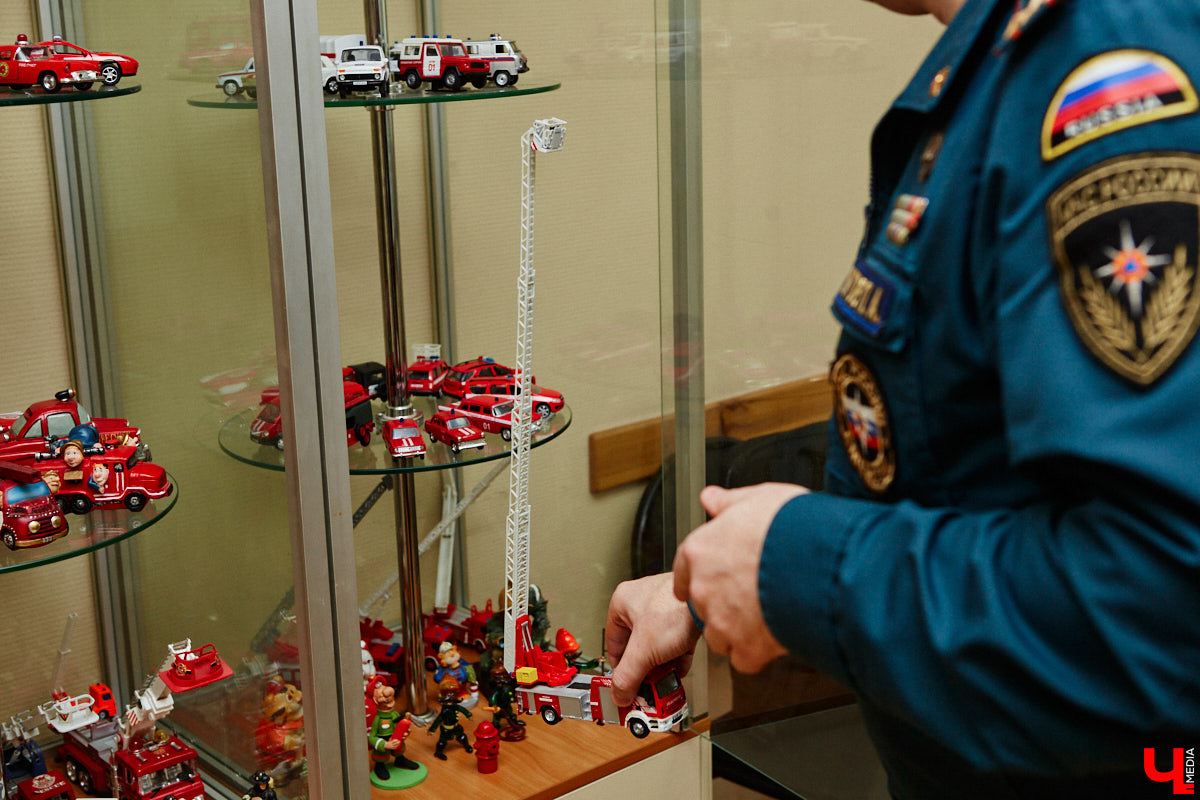 Около 80 пожарных и спасательных мини-автомобилей заняли рабочий кабинет Павла Литова. Заместитель начальника ГУ МЧС России по Владимирской области должен иметь маленькое хобби. Особенно когда цель у него большая — сохранить память о раритетной пожарной технике, на которой сам когда-то начинал работать. Об истории своих любимых моделей Павел Литов рассказал «Ключ-Медиа». Шикарные фото прилагаются.