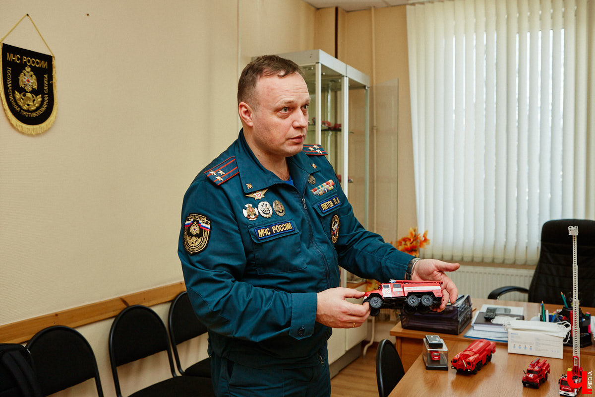 Около 80 пожарных и спасательных мини-автомобилей заняли рабочий кабинет Павла Литова. Заместитель начальника ГУ МЧС России по Владимирской области должен иметь маленькое хобби. Особенно когда цель у него большая — сохранить память о раритетной пожарной технике, на которой сам когда-то начинал работать. Об истории своих любимых моделей Павел Литов рассказал «Ключ-Медиа». Шикарные фото прилагаются.