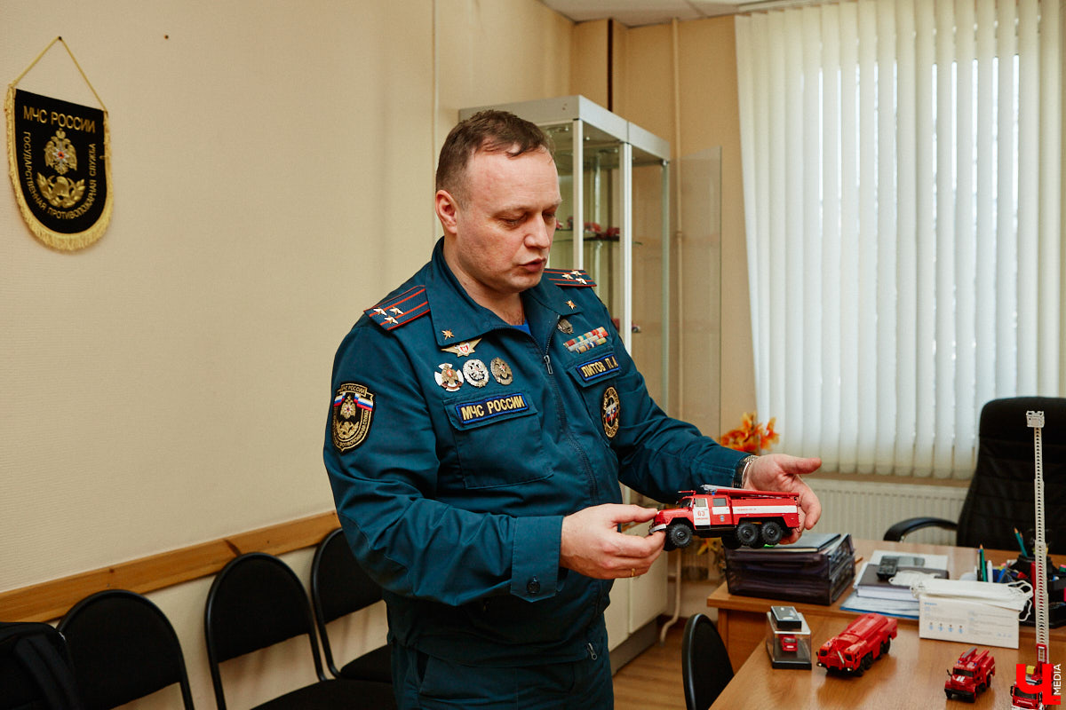 Около 80 пожарных и спасательных мини-автомобилей заняли рабочий кабинет Павла Литова. Заместитель начальника ГУ МЧС России по Владимирской области должен иметь маленькое хобби. Особенно когда цель у него большая — сохранить память о раритетной пожарной технике, на которой сам когда-то начинал работать. Об истории своих любимых моделей Павел Литов рассказал «Ключ-Медиа». Шикарные фото прилагаются.