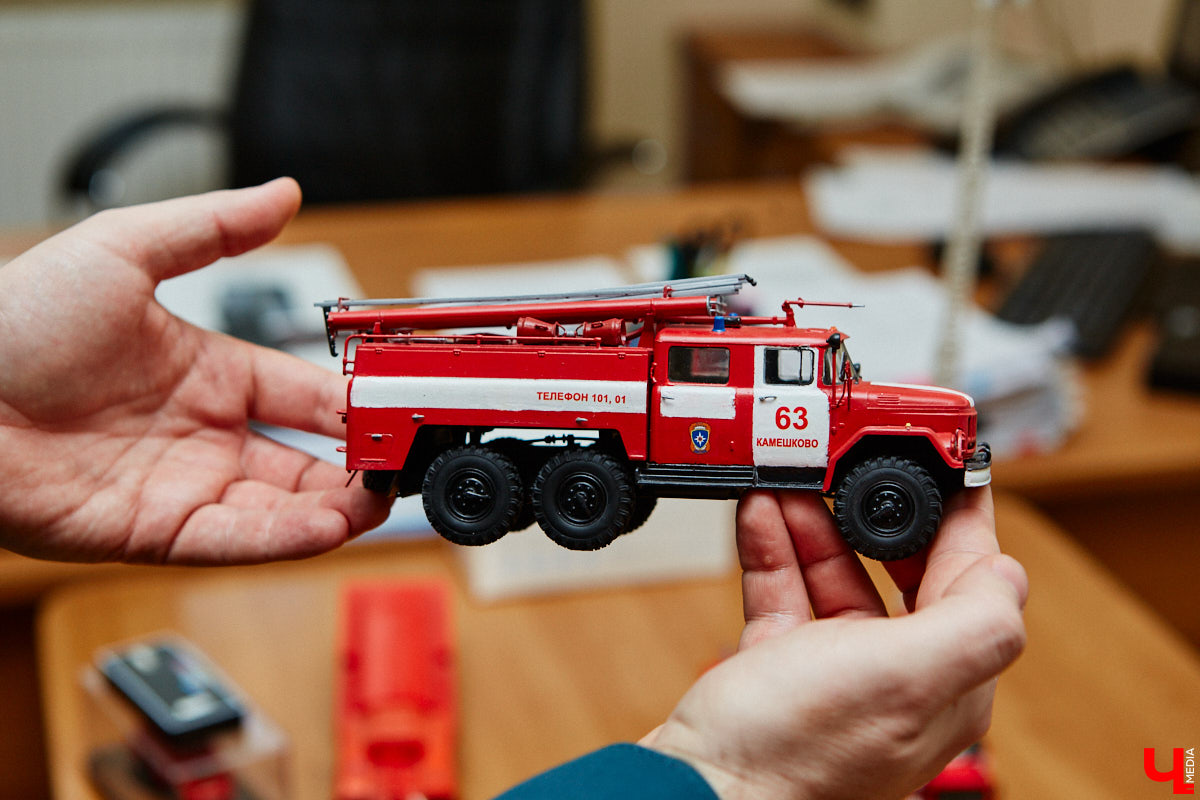 Около 80 пожарных и спасательных мини-автомобилей заняли рабочий кабинет Павла Литова. Заместитель начальника ГУ МЧС России по Владимирской области должен иметь маленькое хобби. Особенно когда цель у него большая — сохранить память о раритетной пожарной технике, на которой сам когда-то начинал работать. Об истории своих любимых моделей Павел Литов рассказал «Ключ-Медиа». Шикарные фото прилагаются.