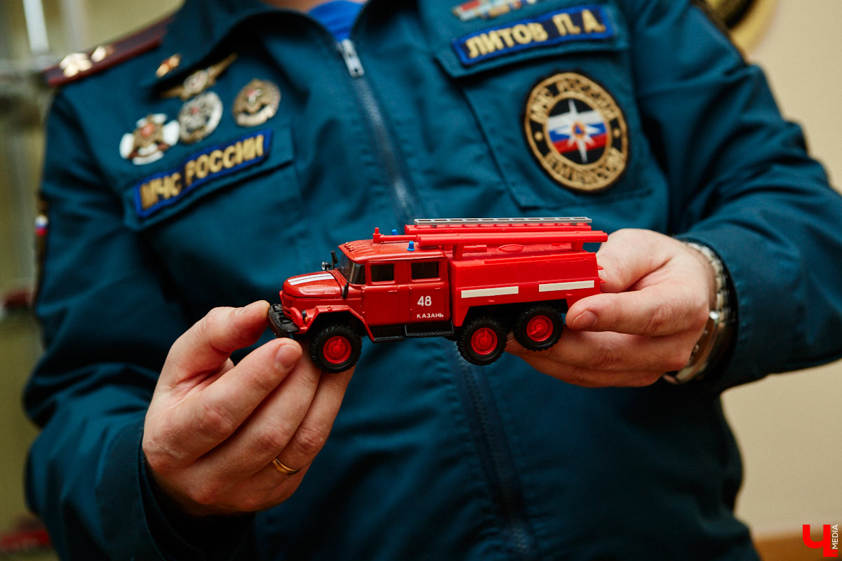 Около 80 пожарных и спасательных мини-автомобилей заняли рабочий кабинет Павла Литова. Заместитель начальника ГУ МЧС России по Владимирской области должен иметь маленькое хобби. Особенно когда цель у него большая — сохранить память о раритетной пожарной технике, на которой сам когда-то начинал работать. Об истории своих любимых моделей Павел Литов рассказал «Ключ-Медиа». Шикарные фото прилагаются.