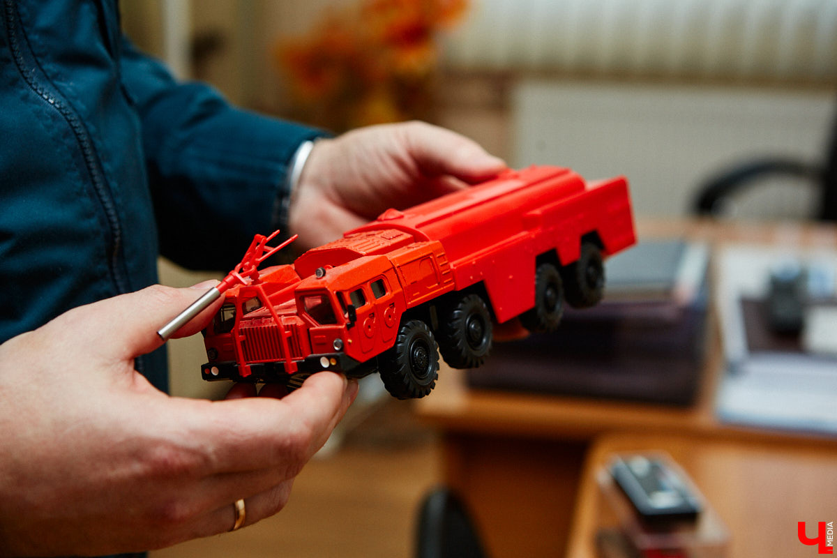 Около 80 пожарных и спасательных мини-автомобилей заняли рабочий кабинет Павла Литова. Заместитель начальника ГУ МЧС России по Владимирской области должен иметь маленькое хобби. Особенно когда цель у него большая — сохранить память о раритетной пожарной технике, на которой сам когда-то начинал работать. Об истории своих любимых моделей Павел Литов рассказал «Ключ-Медиа». Шикарные фото прилагаются.