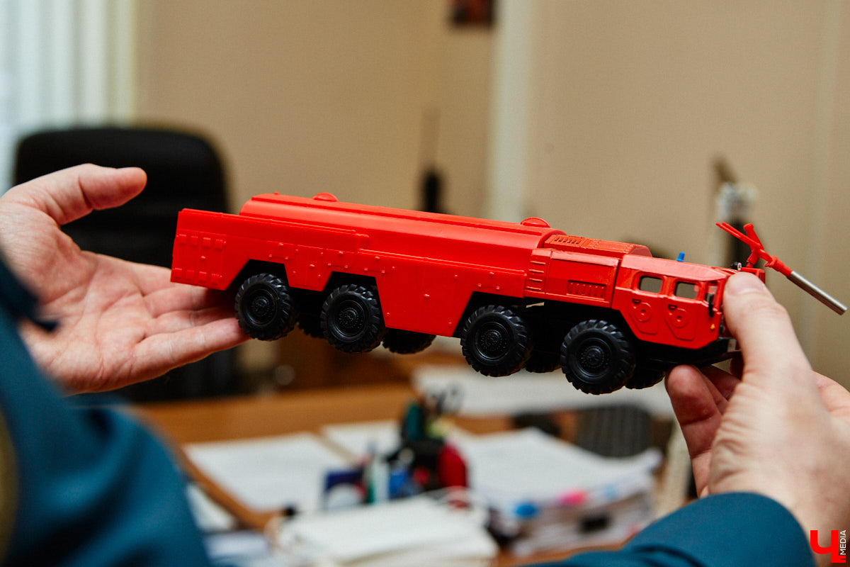 Около 80 пожарных и спасательных мини-автомобилей заняли рабочий кабинет Павла Литова. Заместитель начальника ГУ МЧС России по Владимирской области должен иметь маленькое хобби. Особенно когда цель у него большая — сохранить память о раритетной пожарной технике, на которой сам когда-то начинал работать. Об истории своих любимых моделей Павел Литов рассказал «Ключ-Медиа». Шикарные фото прилагаются.