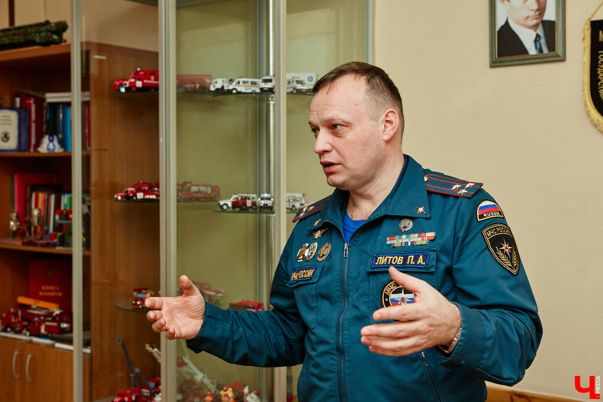 Около 80 пожарных и спасательных мини-автомобилей заняли рабочий кабинет Павла Литова. Заместитель начальника ГУ МЧС России по Владимирской области должен иметь маленькое хобби. Особенно когда цель у него большая — сохранить память о раритетной пожарной технике, на которой сам когда-то начинал работать. Об истории своих любимых моделей Павел Литов рассказал «Ключ-Медиа». Шикарные фото прилагаются.