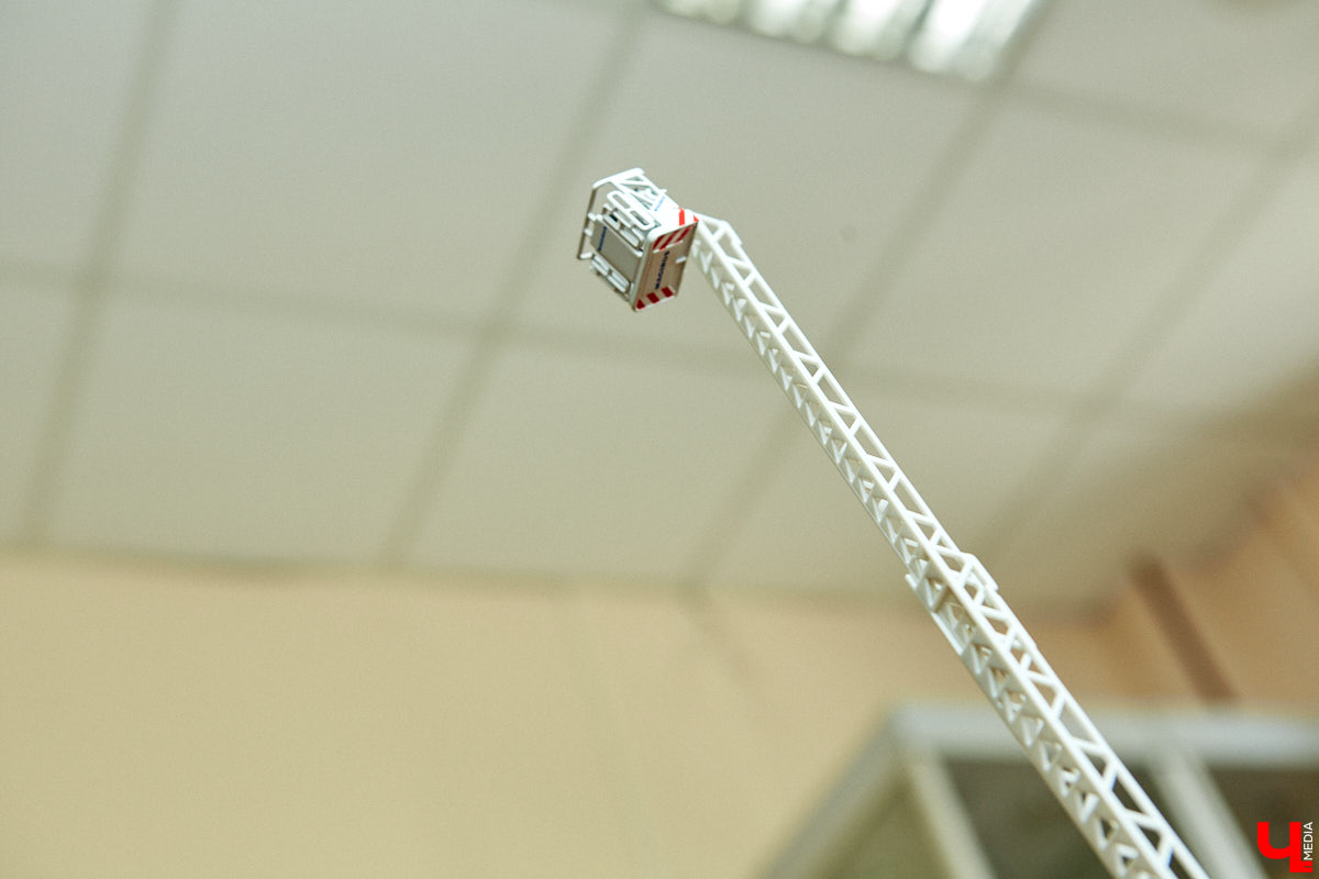 Около 80 пожарных и спасательных мини-автомобилей заняли рабочий кабинет Павла Литова. Заместитель начальника ГУ МЧС России по Владимирской области должен иметь маленькое хобби. Особенно когда цель у него большая — сохранить память о раритетной пожарной технике, на которой сам когда-то начинал работать. Об истории своих любимых моделей Павел Литов рассказал «Ключ-Медиа». Шикарные фото прилагаются.