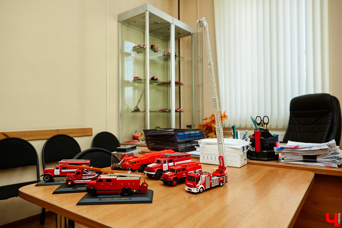 Около 80 пожарных и спасательных мини-автомобилей заняли рабочий кабинет Павла Литова. Заместитель начальника ГУ МЧС России по Владимирской области должен иметь маленькое хобби. Особенно когда цель у него большая — сохранить память о раритетной пожарной технике, на которой сам когда-то начинал работать. Об истории своих любимых моделей Павел Литов рассказал «Ключ-Медиа». Шикарные фото прилагаются.