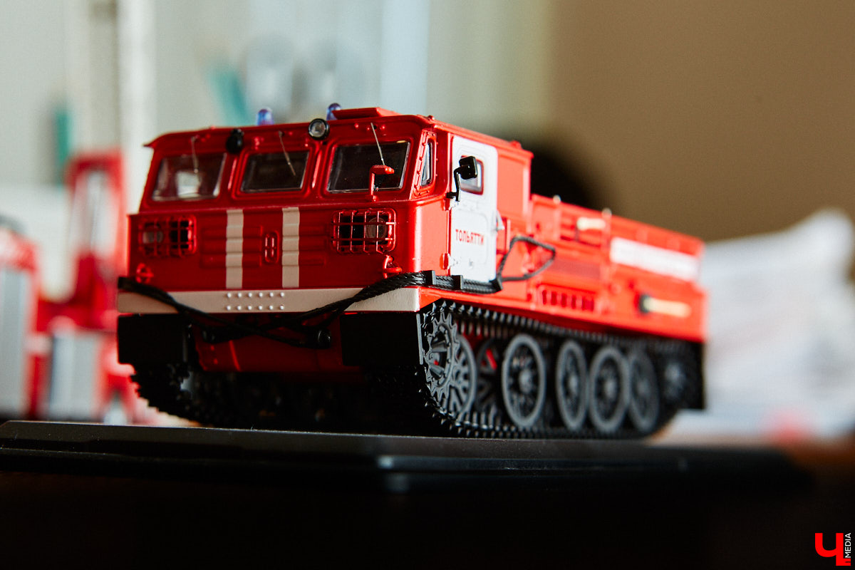 Около 80 пожарных и спасательных мини-автомобилей заняли рабочий кабинет Павла Литова. Заместитель начальника ГУ МЧС России по Владимирской области должен иметь маленькое хобби. Особенно когда цель у него большая — сохранить память о раритетной пожарной технике, на которой сам когда-то начинал работать. Об истории своих любимых моделей Павел Литов рассказал «Ключ-Медиа». Шикарные фото прилагаются.