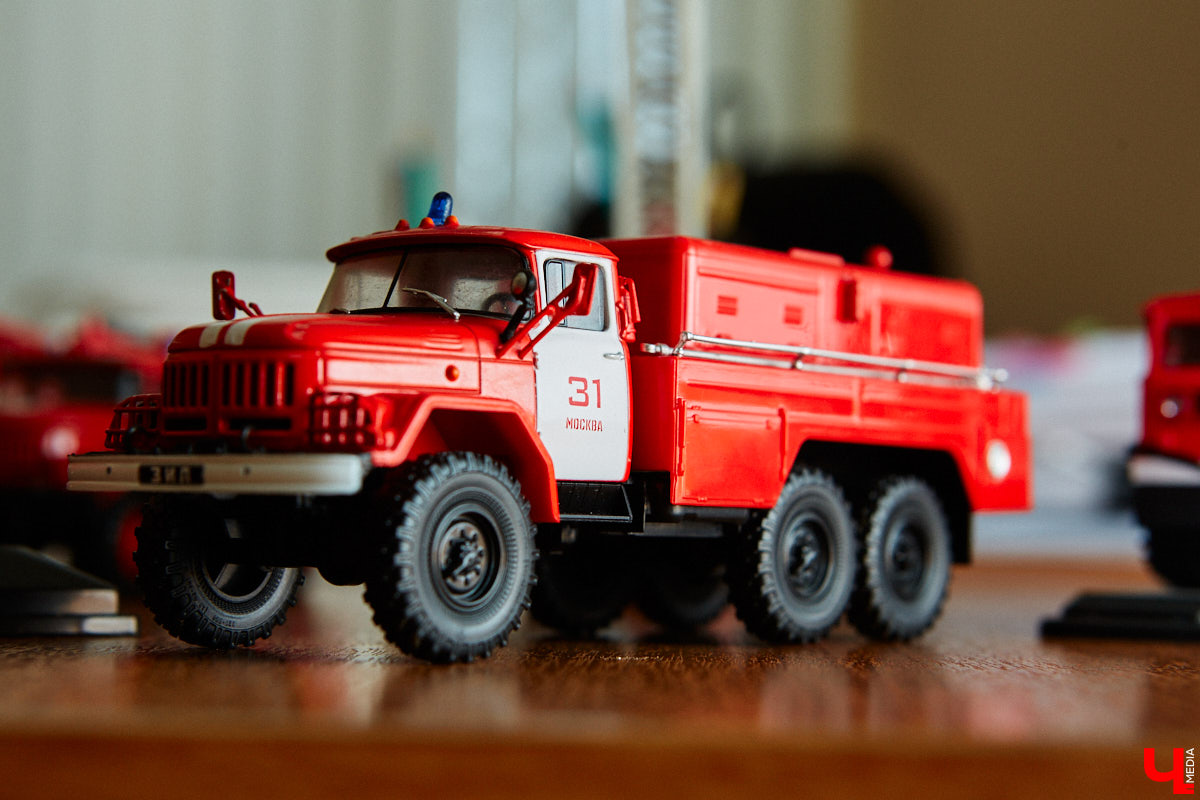 Около 80 пожарных и спасательных мини-автомобилей заняли рабочий кабинет Павла Литова. Заместитель начальника ГУ МЧС России по Владимирской области должен иметь маленькое хобби. Особенно когда цель у него большая — сохранить память о раритетной пожарной технике, на которой сам когда-то начинал работать. Об истории своих любимых моделей Павел Литов рассказал «Ключ-Медиа». Шикарные фото прилагаются.
