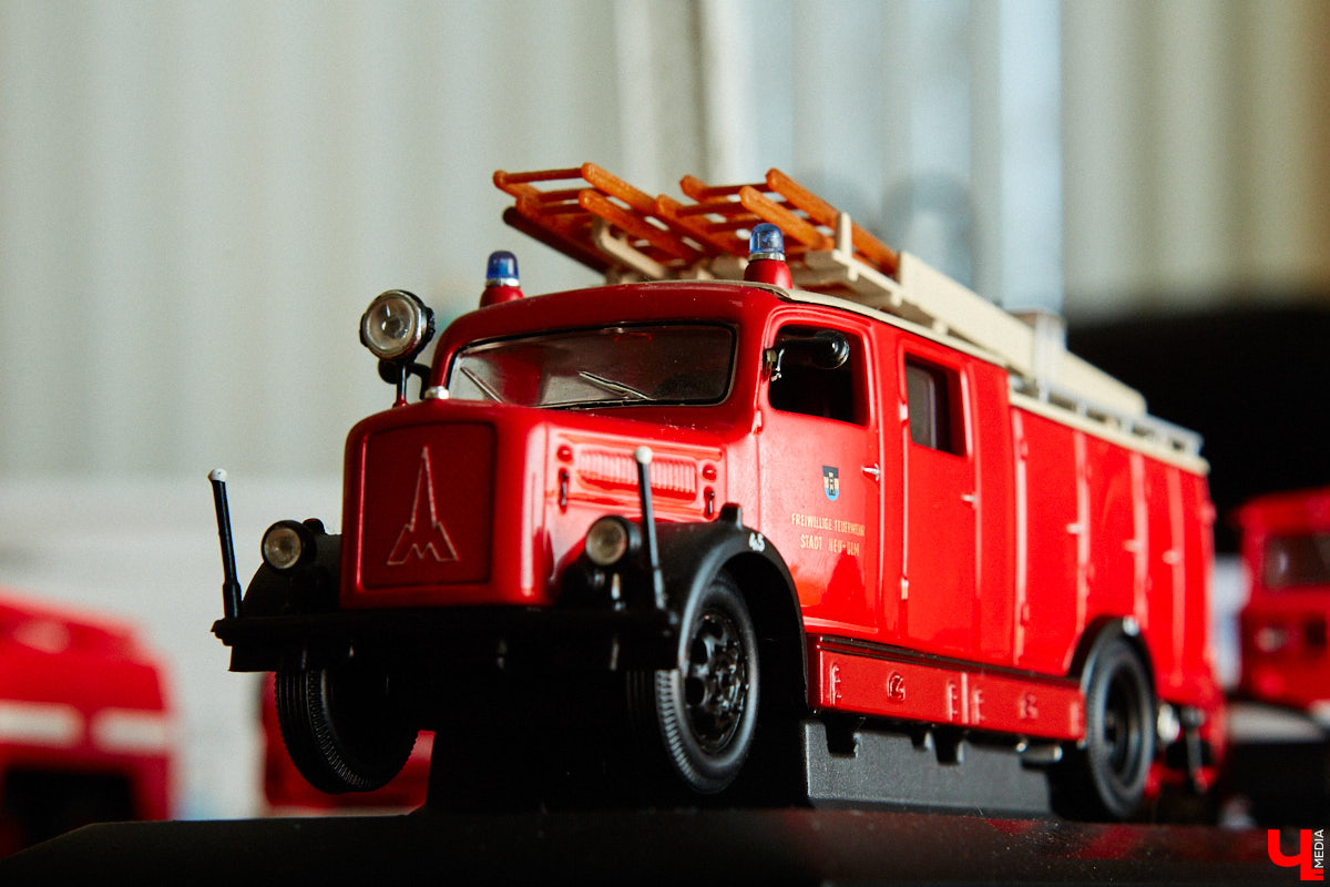 Около 80 пожарных и спасательных мини-автомобилей заняли рабочий кабинет Павла Литова. Заместитель начальника ГУ МЧС России по Владимирской области должен иметь маленькое хобби. Особенно когда цель у него большая — сохранить память о раритетной пожарной технике, на которой сам когда-то начинал работать. Об истории своих любимых моделей Павел Литов рассказал «Ключ-Медиа». Шикарные фото прилагаются.