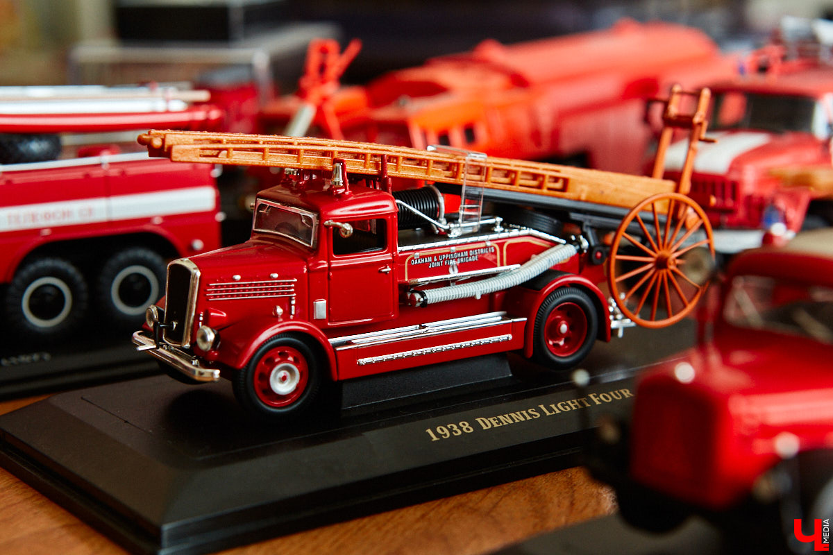 Около 80 пожарных и спасательных мини-автомобилей заняли рабочий кабинет Павла Литова. Заместитель начальника ГУ МЧС России по Владимирской области должен иметь маленькое хобби. Особенно когда цель у него большая — сохранить память о раритетной пожарной технике, на которой сам когда-то начинал работать. Об истории своих любимых моделей Павел Литов рассказал «Ключ-Медиа». Шикарные фото прилагаются.