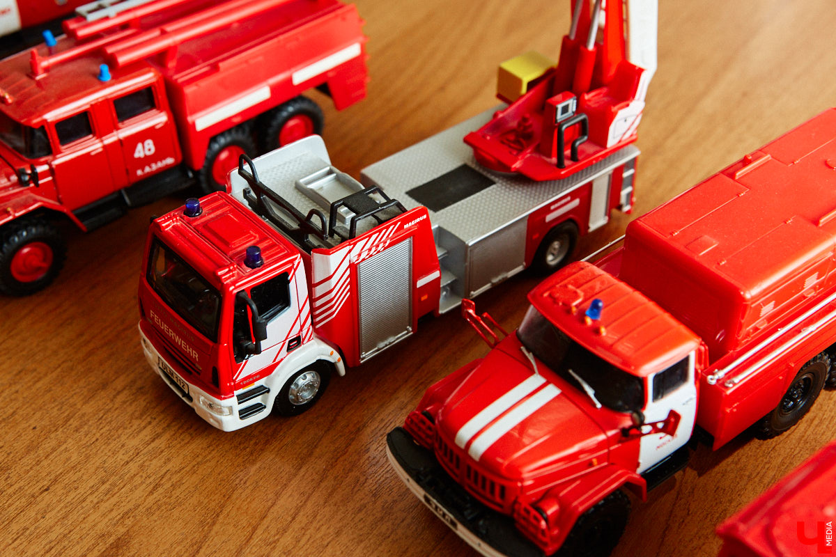 Около 80 пожарных и спасательных мини-автомобилей заняли рабочий кабинет Павла Литова. Заместитель начальника ГУ МЧС России по Владимирской области должен иметь маленькое хобби. Особенно когда цель у него большая — сохранить память о раритетной пожарной технике, на которой сам когда-то начинал работать. Об истории своих любимых моделей Павел Литов рассказал «Ключ-Медиа». Шикарные фото прилагаются.