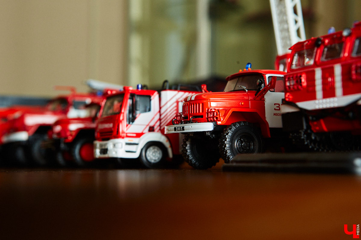 Около 80 пожарных и спасательных мини-автомобилей заняли рабочий кабинет Павла Литова. Заместитель начальника ГУ МЧС России по Владимирской области должен иметь маленькое хобби. Особенно когда цель у него большая — сохранить память о раритетной пожарной технике, на которой сам когда-то начинал работать. Об истории своих любимых моделей Павел Литов рассказал «Ключ-Медиа». Шикарные фото прилагаются.