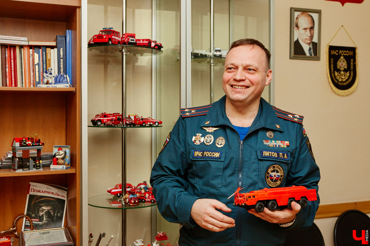 Около 80 пожарных и спасательных мини-автомобилей заняли рабочий кабинет Павла Литова. Заместитель начальника ГУ МЧС России по Владимирской области должен иметь маленькое хобби. Особенно когда цель у него большая — сохранить память о раритетной пожарной технике, на которой сам когда-то начинал работать. Об истории своих любимых моделей Павел Литов рассказал «Ключ-Медиа». Шикарные фото прилагаются.