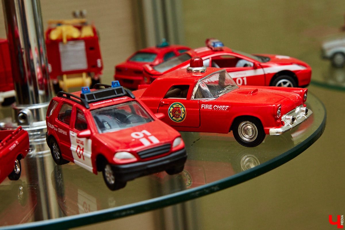 Около 80 пожарных и спасательных мини-автомобилей заняли рабочий кабинет Павла Литова. Заместитель начальника ГУ МЧС России по Владимирской области должен иметь маленькое хобби. Особенно когда цель у него большая — сохранить память о раритетной пожарной технике, на которой сам когда-то начинал работать. Об истории своих любимых моделей Павел Литов рассказал «Ключ-Медиа». Шикарные фото прилагаются.