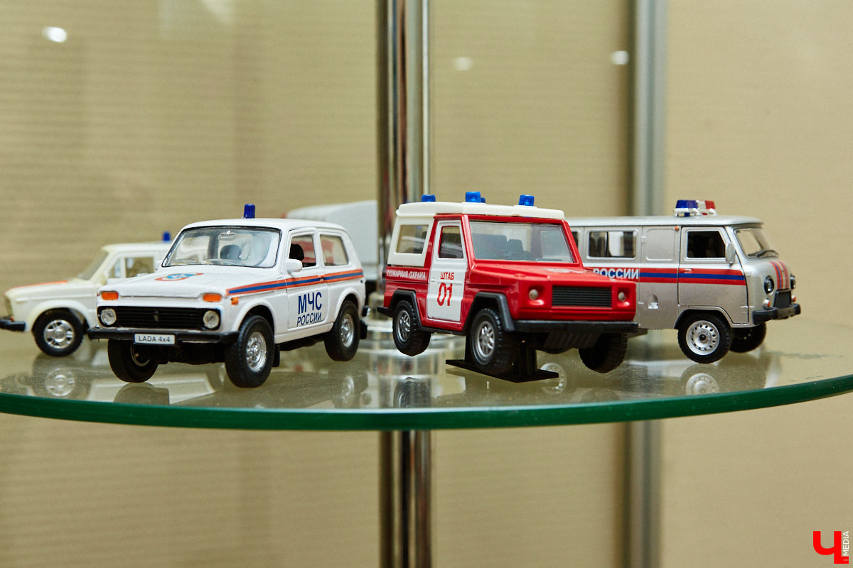 Около 80 пожарных и спасательных мини-автомобилей заняли рабочий кабинет Павла Литова. Заместитель начальника ГУ МЧС России по Владимирской области должен иметь маленькое хобби. Особенно когда цель у него большая — сохранить память о раритетной пожарной технике, на которой сам когда-то начинал работать. Об истории своих любимых моделей Павел Литов рассказал «Ключ-Медиа». Шикарные фото прилагаются.