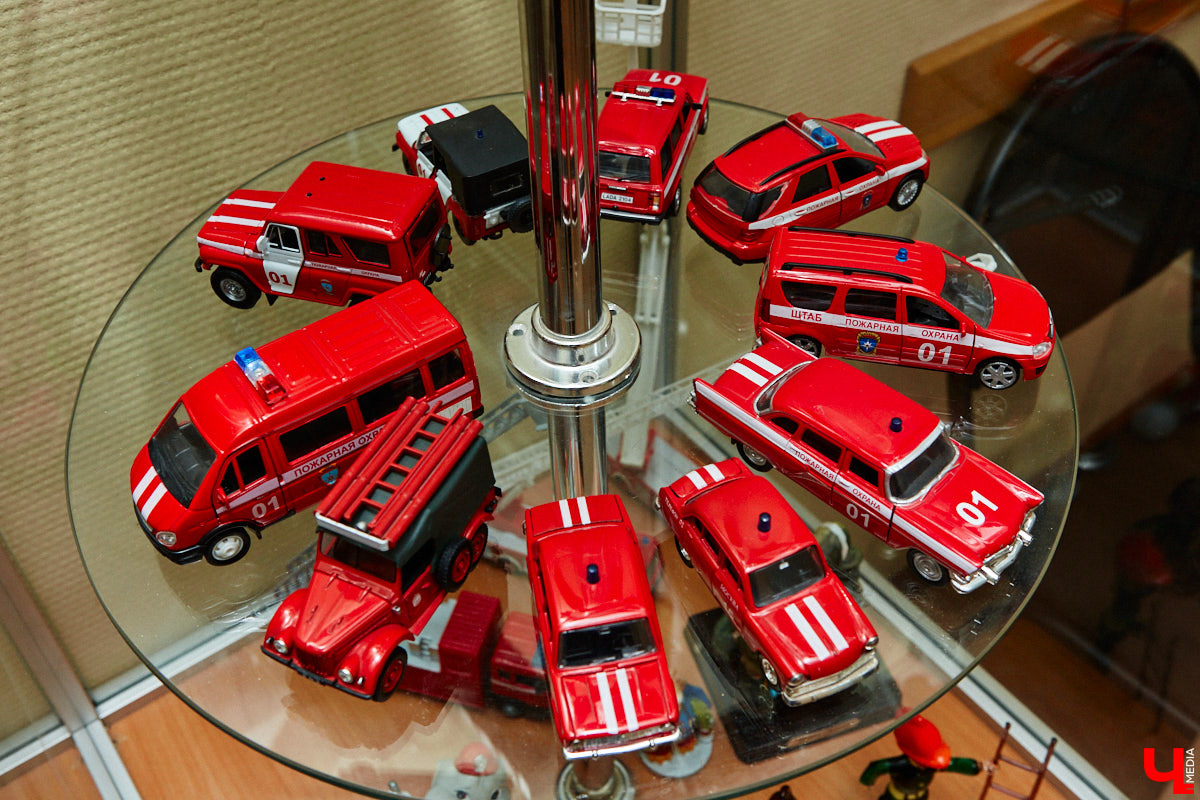 Около 80 пожарных и спасательных мини-автомобилей заняли рабочий кабинет Павла Литова. Заместитель начальника ГУ МЧС России по Владимирской области должен иметь маленькое хобби. Особенно когда цель у него большая — сохранить память о раритетной пожарной технике, на которой сам когда-то начинал работать. Об истории своих любимых моделей Павел Литов рассказал «Ключ-Медиа». Шикарные фото прилагаются.