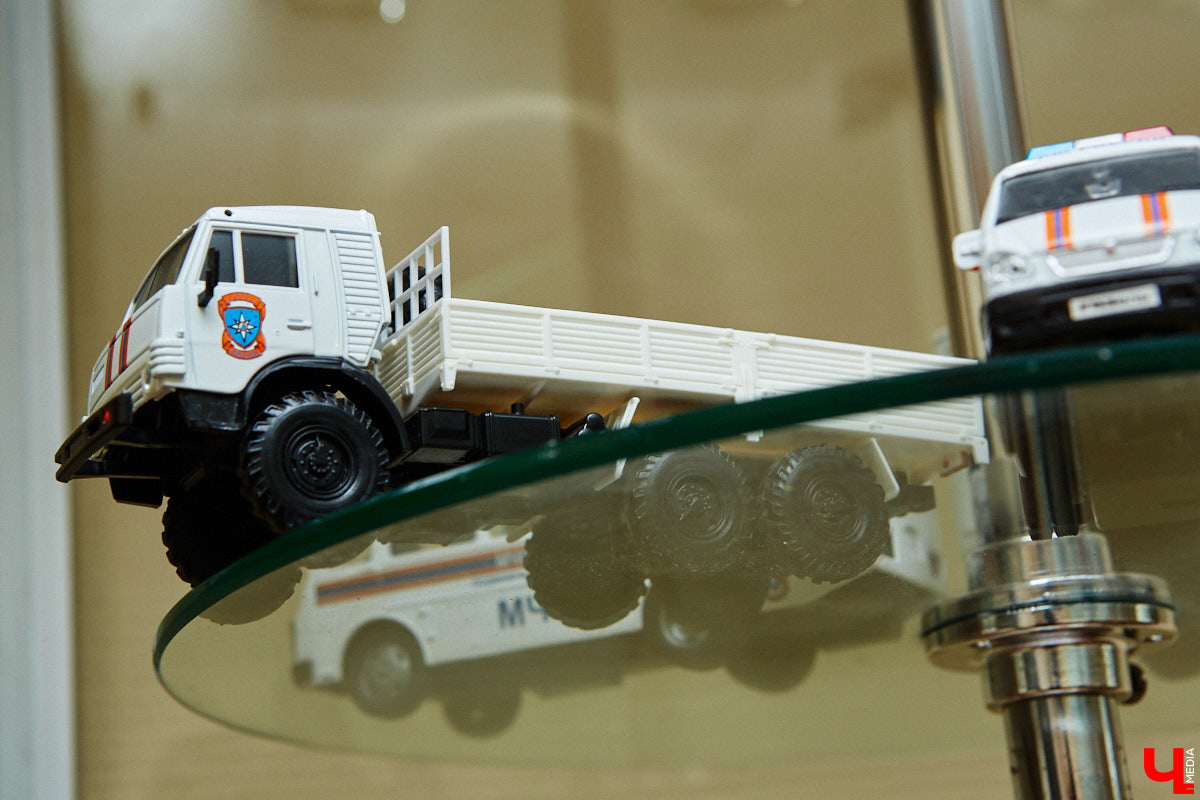 Около 80 пожарных и спасательных мини-автомобилей заняли рабочий кабинет Павла Литова. Заместитель начальника ГУ МЧС России по Владимирской области должен иметь маленькое хобби. Особенно когда цель у него большая — сохранить память о раритетной пожарной технике, на которой сам когда-то начинал работать. Об истории своих любимых моделей Павел Литов рассказал «Ключ-Медиа». Шикарные фото прилагаются.