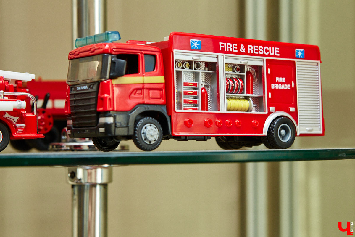 Около 80 пожарных и спасательных мини-автомобилей заняли рабочий кабинет Павла Литова. Заместитель начальника ГУ МЧС России по Владимирской области должен иметь маленькое хобби. Особенно когда цель у него большая — сохранить память о раритетной пожарной технике, на которой сам когда-то начинал работать. Об истории своих любимых моделей Павел Литов рассказал «Ключ-Медиа». Шикарные фото прилагаются.